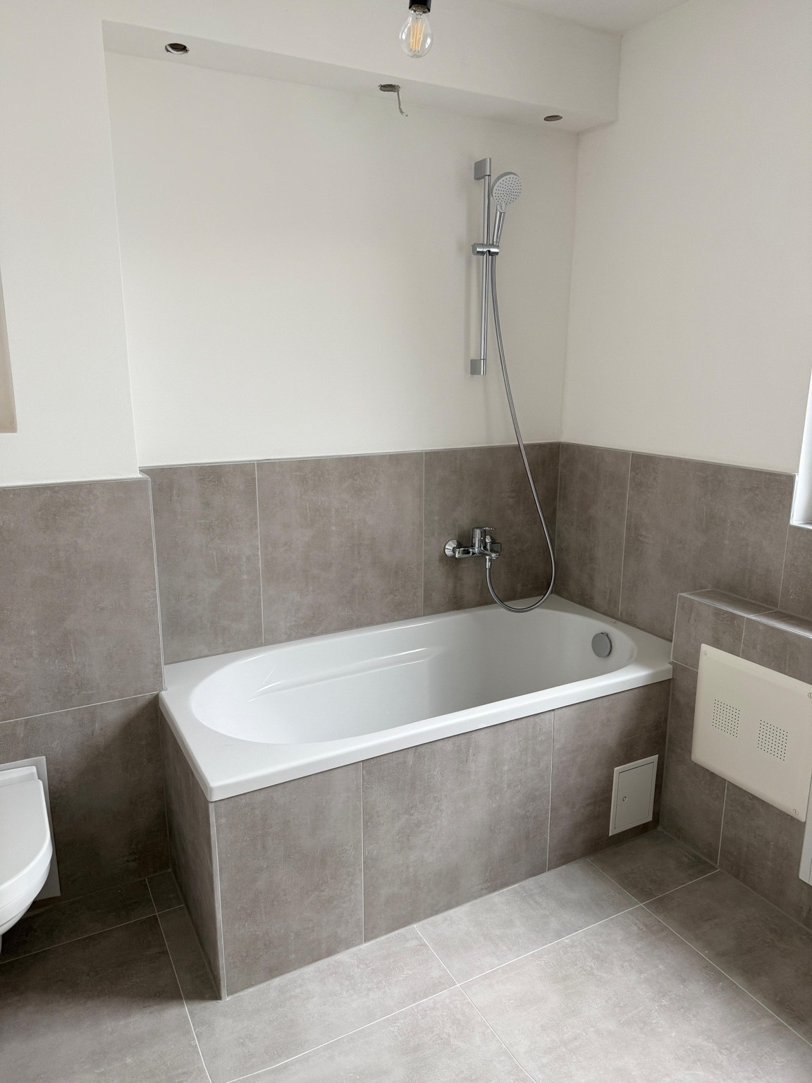 Aktueller Baufortschritt im Familienbad mit Badewanne